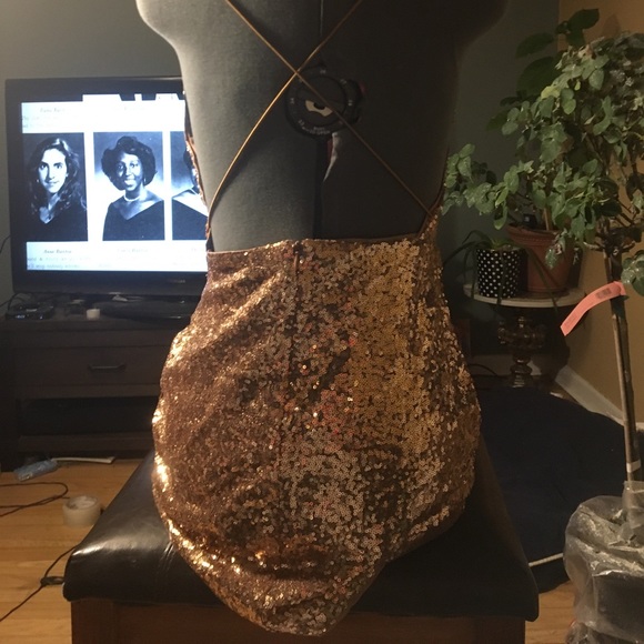 Sequined bronze v neck 95 polyester 5% spandex - Picture 3 of 3